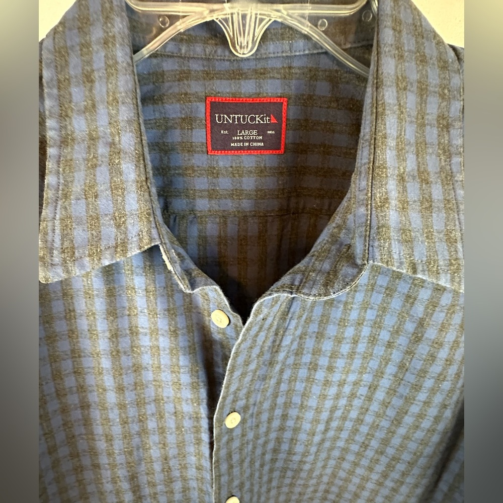 UNTUCKit long sleeve men’s shirt. Size Large. Lay down collar, button placket!!